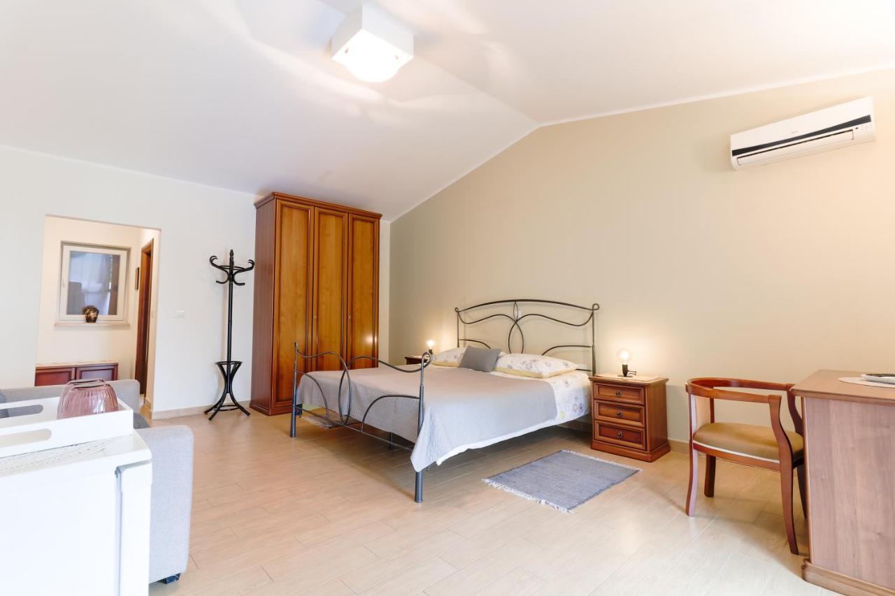 Bed & Breakfast Kastel Zbandaj Exterior photo
